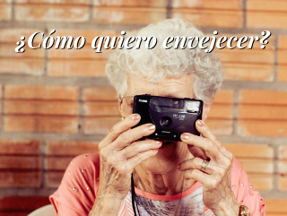 Imagen de una anciana con una cámara fotográfica en su cara